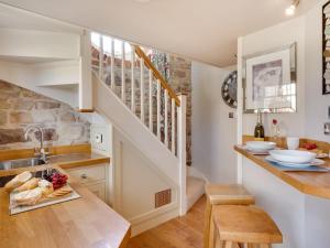 eine Küche mit einem Waschbecken und einer Treppe in der Unterkunft 1 bed property in Bedale G0053 in Hornby