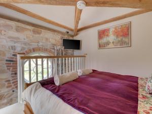 Schlafzimmer mit einem Bett und einem TV an der Wand in der Unterkunft 1 bed property in Bedale G0053 in Hornby