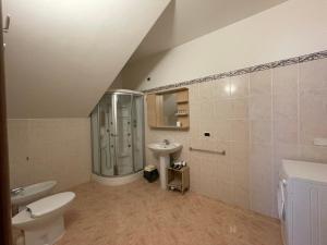 uma casa de banho com um chuveiro, um WC e um lavatório. em Villa Alba em Fermo