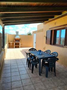 un patio con mesa y sillas en Casa Serena en Llanos de la Concepción