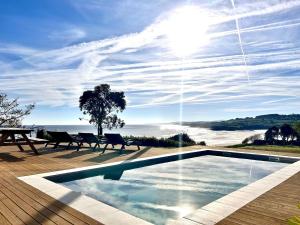 una piscina en una terraza con vistas al océano en Espectacular Villa con acceso privado a la playa de Oyambre, en San Vicente de la Barquera