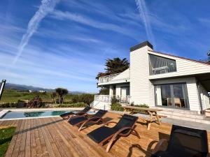 Bazén v ubytování Wishome - Espectacular Villa con acceso privado a la playa de Oyambre nebo v jeho okolí