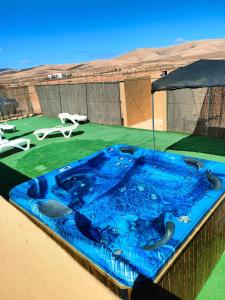 una gran bañera de hidromasaje azul en un patio en Casa Serena en Llanos de la Concepción