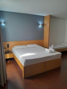ein Schlafzimmer mit einem Bett mit zwei Handtüchern darauf in der Unterkunft Calandre Hotel in São Paulo