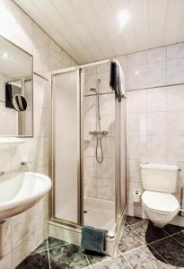 W łazience znajduje się prysznic, toaleta i umywalka. w obiekcie Pension Uga w mieście Damüls