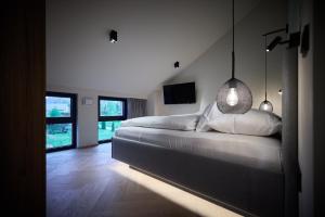Tempat tidur dalam kamar di Gerl Homes - adults only apartments
