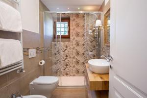 A bathroom at Residenza le Colline del Paradiso