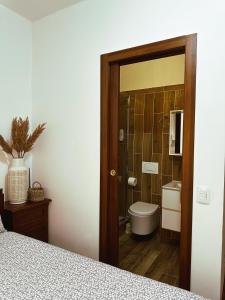 uma casa de banho com um WC e um chuveiro em Apartment in town centre and nearby the lake em Riva del Garda