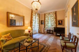 sala de estar con sofá y TV en Villa Lucia a Laglio by Wonderful Italy en Laglio