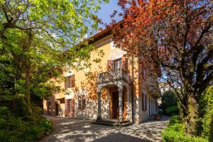 uma casa com um arco numa rua em Villa Lucia a Laglio by Wonderful Italy em Laglio
