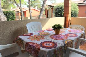 une table et des chaises avec une nappe sur une table dans l'établissement Villaggio Euroresidence, à Bibione
