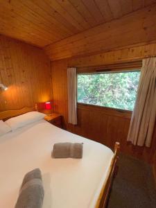 a bed in a room with a window in a cabin at 3 Bedroom Lodge Lanteglos 17 in Lanteglos
