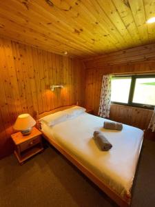 um quarto com uma cama num chalé de madeira em 3 Bedroom Lodge Lanteglos 11 em Lanteglos