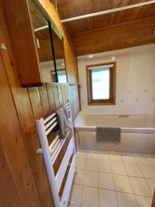 uma casa de banho com uma banheira, um WC e um lavatório. em 3 bedroom Lodge Lanteglos 19 em Lanteglos