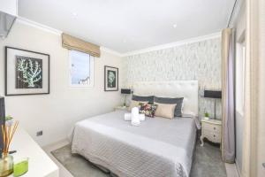 アルマンシルにあるStunning 2-Bedroom Beach Retreat in Vale do Loboの大きなベッドと窓のある白い寝室 +24枚の写真