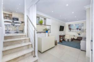 アルマンシルにあるStunning 2-Bedroom Beach Retreat in Vale do Loboの家の中のリビングルーム