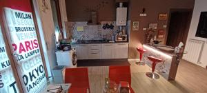 a kitchen with a stove and a counter top at Emmanueli65 fronte clinica per 4 matrimoniale e castello in Piacenza