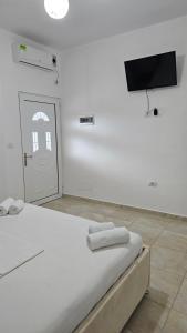 Vila Finnley في كساميل: غرفة بيضاء مع سرير وتلفزيون بشاشة مسطحة