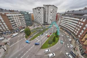 una vista aérea de una ciudad con coches en una calle en Ático Salesas, en Oviedo