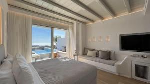 Postel nebo postele na pokoji v ubytování Nomia Sunset Suites Mykonos + 37 fotografií