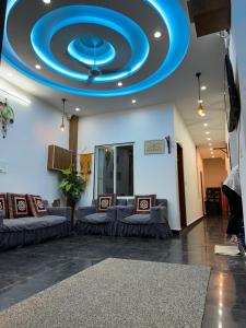 a blue ceiling in a living room with couches at Shree Radha Vallabh Palace 800 m from Prem Mandir in Vrindāvan