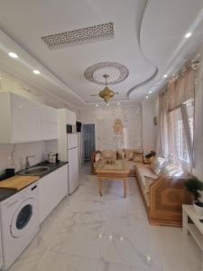 a kitchen and a living room with a couch at Casa estilo Riad Fez en Lo Pagan in San Pedro del Pinatar