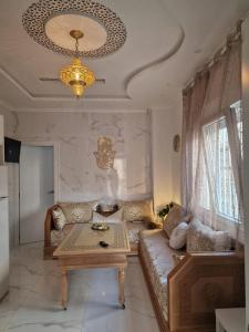 een woonkamer met een bank en een tafel bij Casa estilo Riad Fez en Lo Pagan in San Pedro del Pinatar