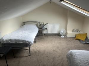 Voodi või voodid majutusasutuse Manchester Levenshulme Entire house Sleeps 7Max toas