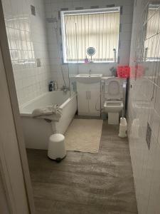 曼徹斯特的住宿－Manchester Levenshulme Entire house Sleeps 7Max，带浴缸、卫生间和盥洗盆的浴室