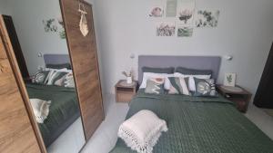 a bedroom with two beds and a mirror at Casa di Catalina in Favignana