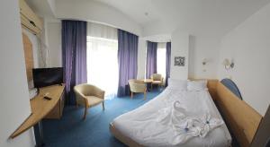 a hotel room with a bed and a desk at BRIZA Boutique Hotel Mamaia in Mamaia