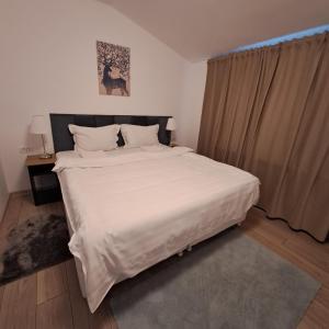 Кровать или кровати в номере Pensiunea Cris-Andre