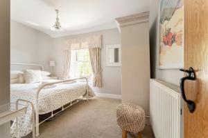 1 dormitorio con 2 camas y ventana en Apple Tree Cottage, en Ambleside
