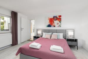 1 dormitorio con 1 cama rosa grande y 2 almohadas en Apartman Grey, en Slunj