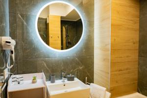 Koupelna v ubytování Denis Premium Suite - Private Parking - EV Station - Netflix - Self Check-in + 70 fotografií