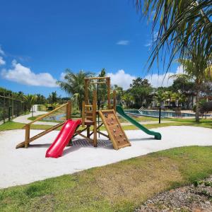 un parco con due scivoli e parco giochi di Mykonos Praia do Forte a Praia do Forte Altre 23 foto