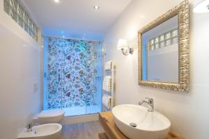 A bathroom at Residenza le Colline del Paradiso