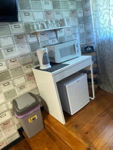 a model of a kitchen with a microwave and a counter at AL Pitões in Porto