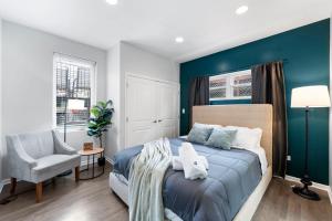 una camera da letto con un letto con una parete con accento blu di Chicago Treasure 4 Bed Getaway a Chicago