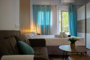 - une chambre avec un lit, un canapé et une fenêtre dans l'établissement Estudio bajo con piscina, à Torremolinos