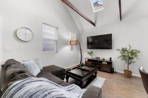 un soggiorno con un divano e un orologio a parete di Chicago Treasure 4 Bed Getaway a Chicago