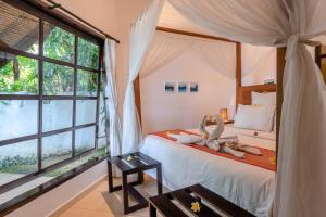 Ένα ή περισσότερα κρεβάτια σε δωμάτιο στο Gorgeous beachfront villa Lovina +35 φωτογραφίες