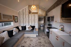 een woonkamer met een bank in een keuken bij Inverness Lodge-Sleeps 4-Mezzanine Level-Parking in Inverness