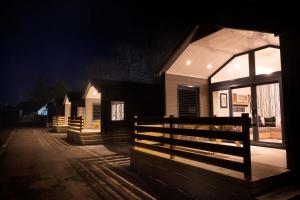 een huis met een hek er voor 's nachts bij Inverness Lodge-Sleeps 4-Mezzanine Level-Parking in Inverness