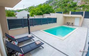 vista sulla piscina di una casa di Apartments Gallery M and A - with pool a Mostar