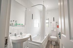 Koupelna v ubytování Ambleside Townhouse + 37 fotografií