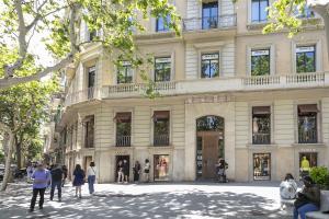 Un edificio con gente parada afuera. en Ola Living Paseo de Gracia, en Barcelona