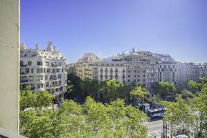 uma vista para uma cidade com edifícios altos em Ola Living Paseo de Gracia em Barcelona