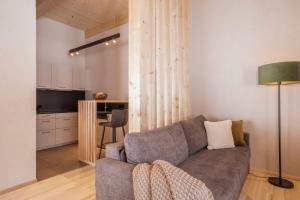 uma sala de estar com um sofá e uma cozinha em Die Lecherin em Lech am Arlberg