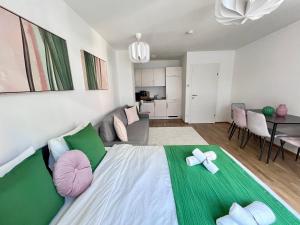 sypialnia z dużym łóżkiem i salonem w obiekcie Funky Apartment near Central Station Free Parking w Wiedniu +13 zdjęć